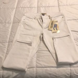 New white Tummy control crop pants 👖